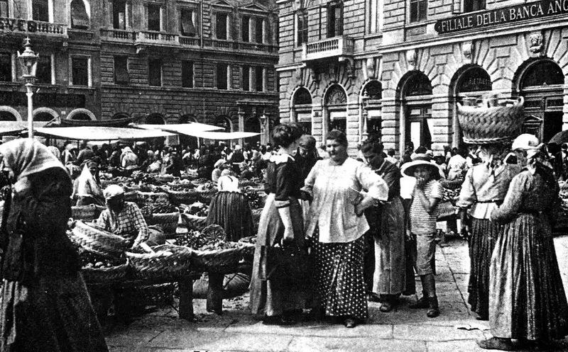 Una foto storica delle "venderigole" di Ponterosso