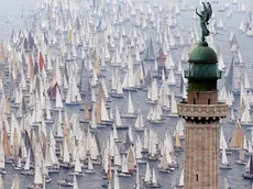 20080906- TRIESTE-CRO:ESTATE:TURISMO, CRISI EVITATA MA LONTANO TUTTO ESAURITO- Un'immagine della Barcolana, tradizionale gara di imbarcazioni a vela, neI golfo di Trieste. ANDREA LASORTE/ANSA ARCHIVO/DEB