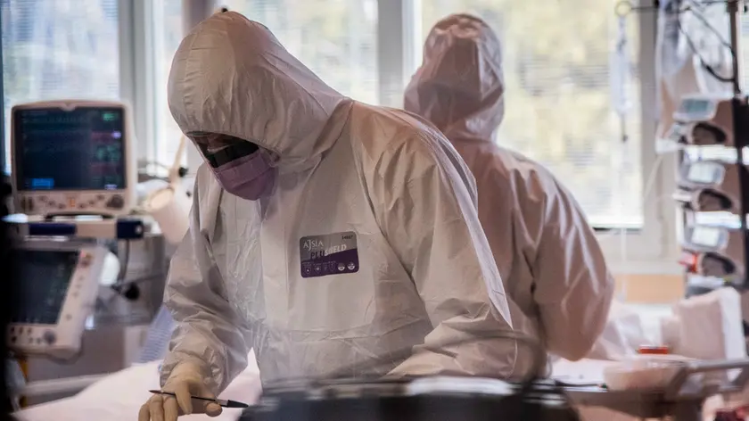 25/03/2020 Roma, emergenza Coronavirus, il reparto di terapia intensiva del Covid3 HUB - INMI Spallanzani presso l'ICC di Casalpalocco. Nella foto gli infermieri e i medici a lavoro sui pazienti ricoverati