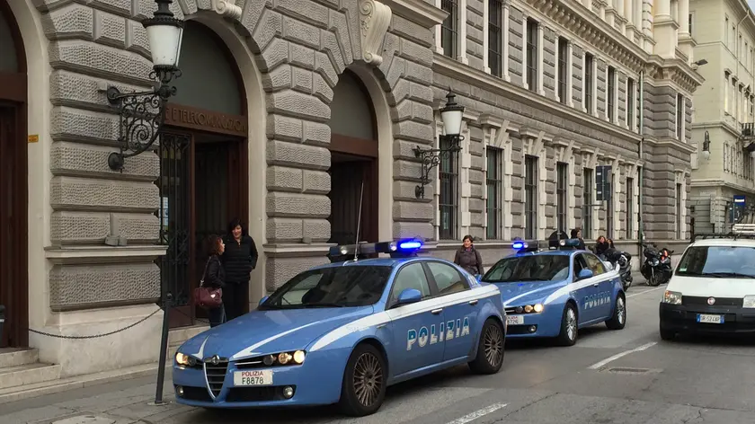 La polizia all'esterno della Posta centrale (Foto di Massimo Silvano)