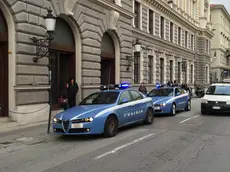 La polizia all'esterno della Posta centrale (Foto di Massimo Silvano)