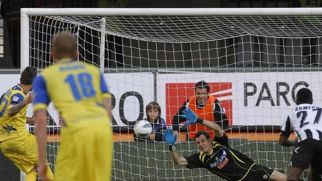 Udinese's Slovenian goalkeeper Samir Handanovic saves the penalty of Chievo's French forward Cyrill Thereau during their Italian Serie A soccer match at Bentegodi Stadium in Verona, on 21 aprile 2012. ANSA/RICHARD MORGANO