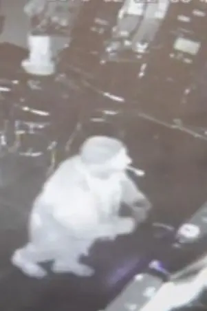Zoran Pivic durante il furto in una sala giochi di Monfalcone
