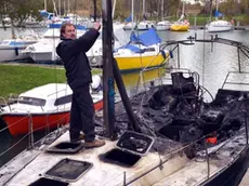 Foto Bruni 22.11.13 Villaggio del pescatore:un fulmine incenerisce una barca all'ormeggio