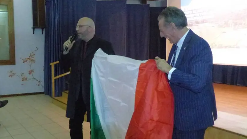 Il tricolore donato da Scoccimarro al sindaco di Doberdò