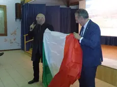 Il tricolore donato da Scoccimarro al sindaco di Doberdò