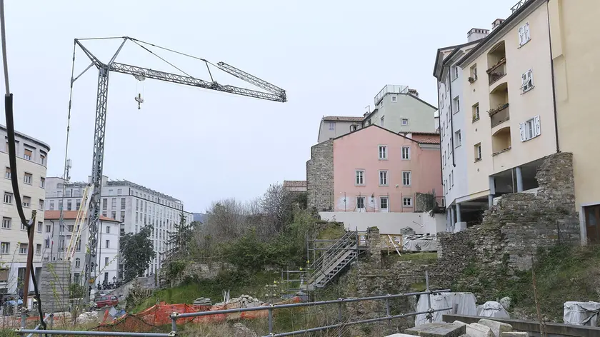 Il cantiere di scavo in via Capitelli. Massimo Silvano