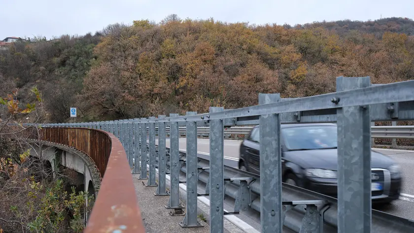 Il ponte di via Brigata Casale da tempo bisognoso di un intervento di messa in sicurezza Foto Silvano