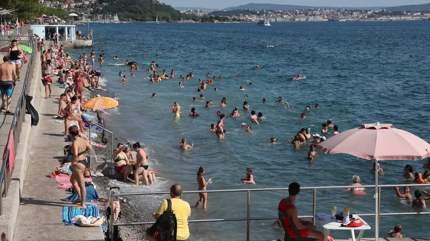 Barcola affollata dai bagnanti per il caldo Foto Lasorte
