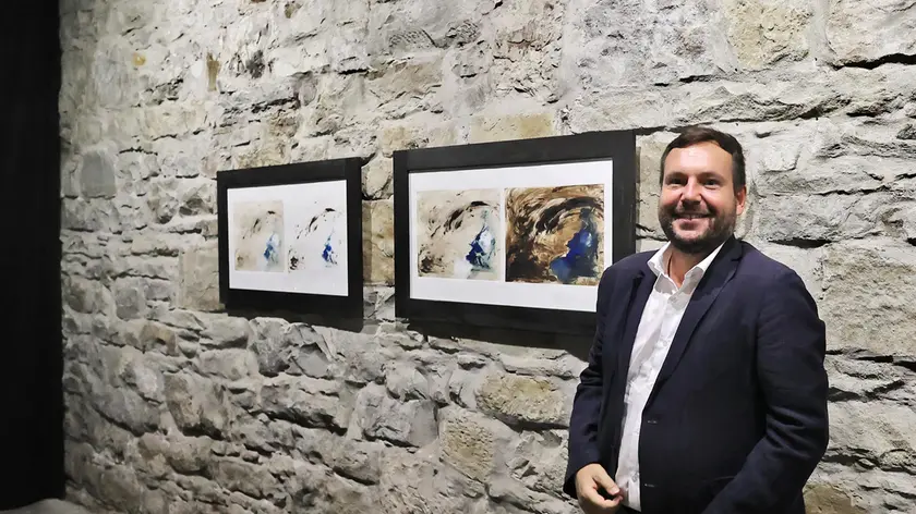 Emiliano Edera nella galleria di via Tivarnella 5. Foto di Andrea Lasorte
