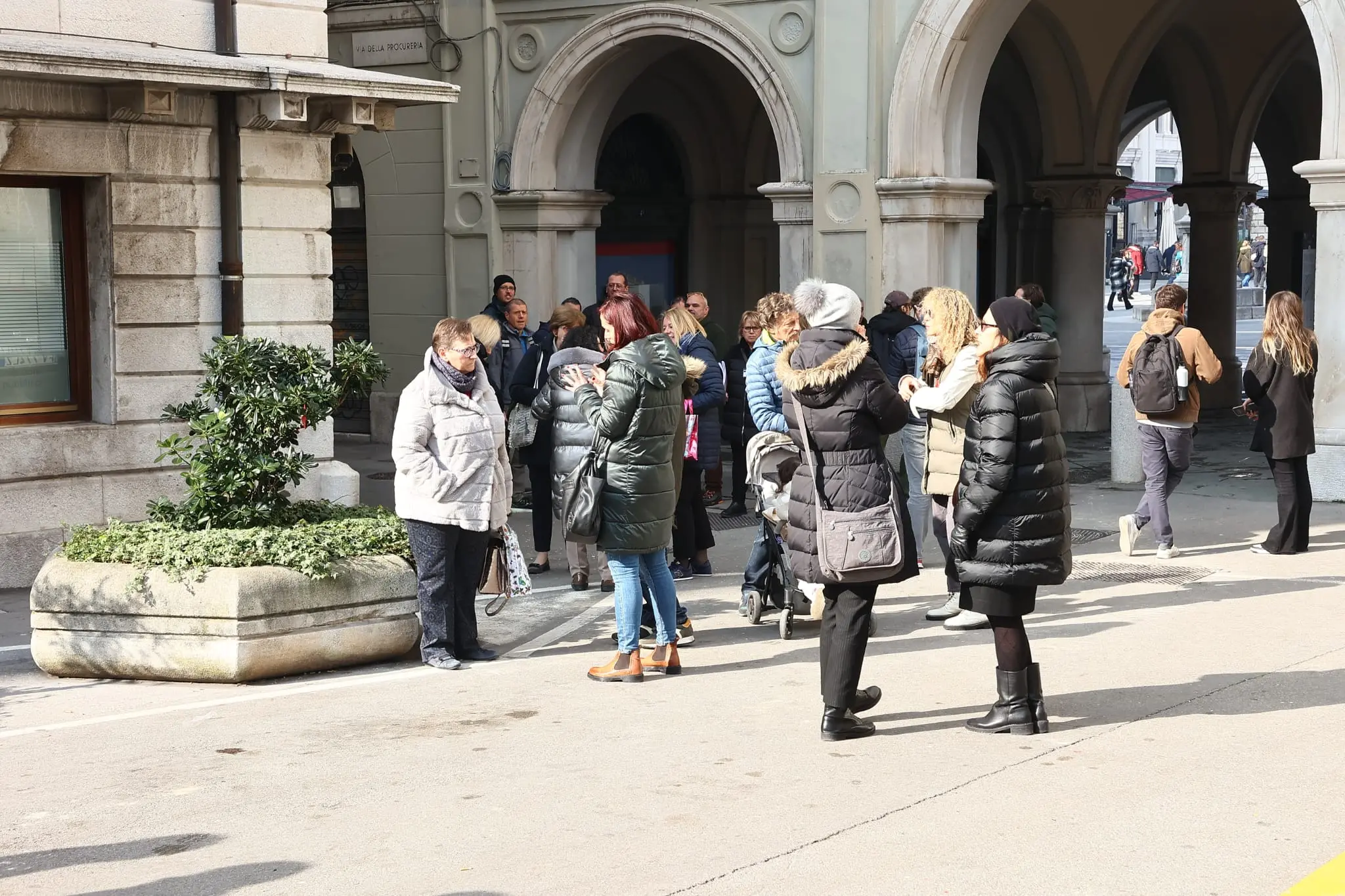 Piazza Piccola, Municipio: lavoratori in strada dopo scossa di terremoto