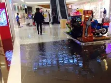 Un corridoio di Tiare Shopping allagato dall’acqua piovana