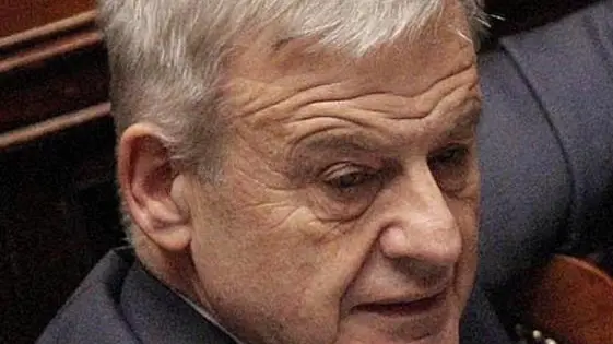 In una foto d'archivio il Ministro dell'Ambiente Corrado Clini alla Camera Deputati durante il voto sulle pregiudizia di costituzionalita' sul decreto ''Salva Ilva''. Roma 12 dicembre 2012. ANSA/GIUSEPPE LAMI