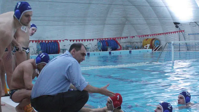 Ssquadra maschile di serie A2 della Pallanuoto Trieste: l'allenatore Ugo Marinelli in un time-out