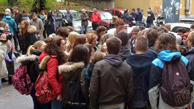 Foto Bruni 28.11.12 Liceo Oberdan occupato dagli studenti-la preside parla agli studenti