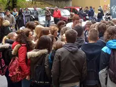 Foto Bruni 28.11.12 Liceo Oberdan occupato dagli studenti-la preside parla agli studenti