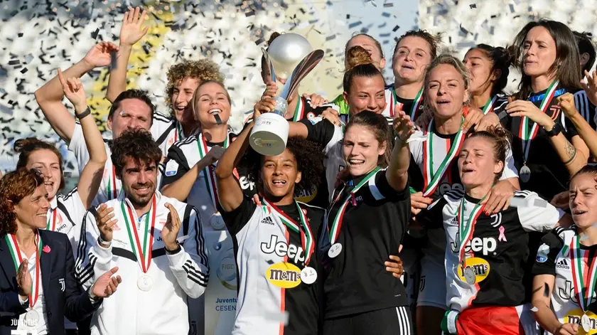 Sara Gama alza la Supercoppa conquistata di recente dalla Juventus Woman