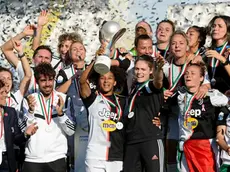 Sara Gama alza la Supercoppa conquistata di recente dalla Juventus Woman