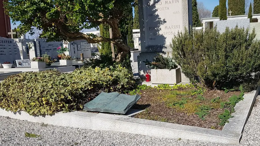 La tomba del poeta Biagio Marin inclinata all’interno del cimitero di Valle Le Cove