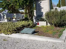 La tomba del poeta Biagio Marin inclinata all’interno del cimitero di Valle Le Cove