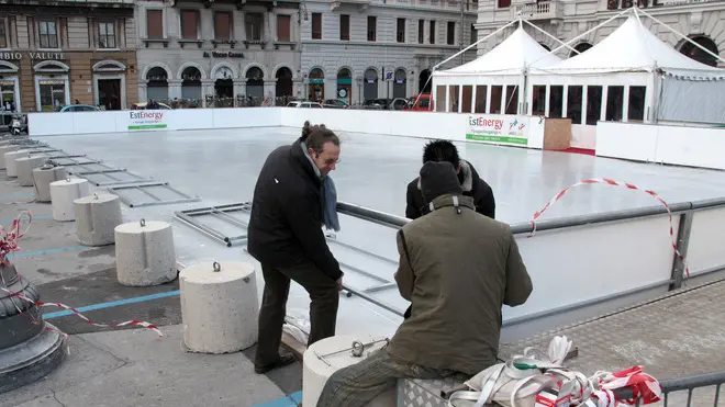 Lasorte Trieste 02/12/13 - Piazza Ponterosso, Pista Pattinaggio, Recinzione, Balaustra, Bora