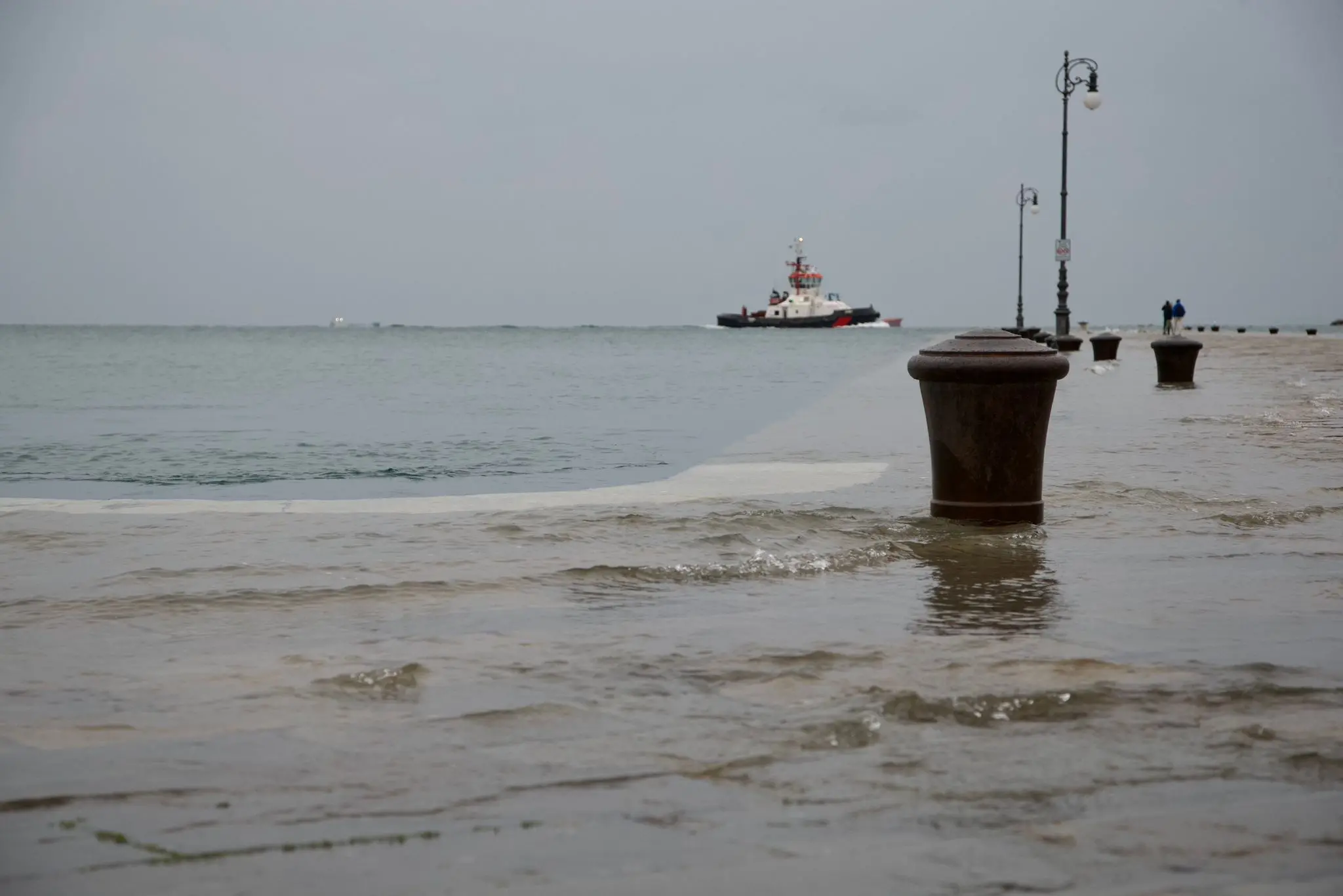 Nelle foto di Andrea Lasorte e Massimo Silvano, le rive di Trieste e la zona di Ponterosso alle prese con l'acqua alta.