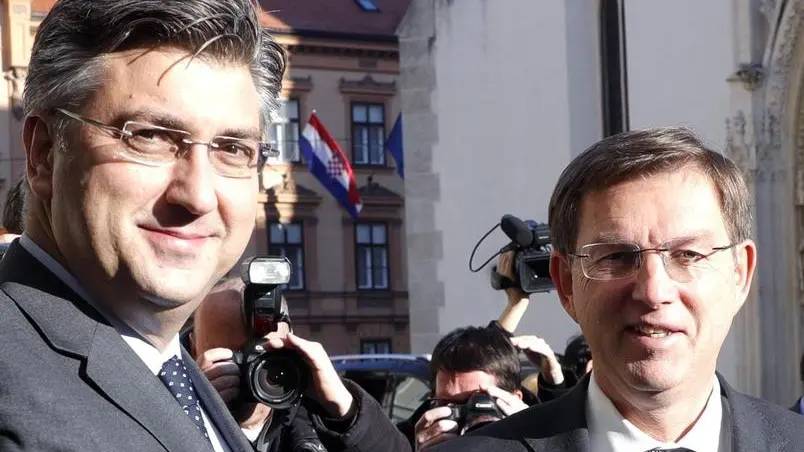 epa06398224 Croatian Prime Minister Andrej Plenkovic (L) welcomes Slovenian Prime Minister Miro Cerar (R) before their meeting in Zagreb, Croatia, 19 December 2017. Slovenian Prime Minister Miro Cerar came to Zagreb for a one-day visit to discuss problems with the borders between Croatia and Slovenia. EPA/ANTONIO BAT