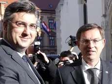 epa06398224 Croatian Prime Minister Andrej Plenkovic (L) welcomes Slovenian Prime Minister Miro Cerar (R) before their meeting in Zagreb, Croatia, 19 December 2017. Slovenian Prime Minister Miro Cerar came to Zagreb for a one-day visit to discuss problems with the borders between Croatia and Slovenia. EPA/ANTONIO BAT