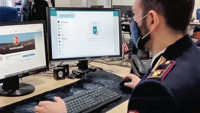 Un fermo immafine tratto da un video della polizia, 18 novembre 2021: la Polizia di Stato sta eseguendo 29 perquisizioni, su tutto il territorio nazionale, a carico di appartenenti a sodalizi NO VAX - NO GREEN PASS molto attivi su canali Telegram, nei cui confronti vengono ipotizzati reati che vanno, a seconda delle diverse singole posizioni, dalla costituzione e partecipazione ad associazione segreta, all'istigazione, all'interruzione di pubblico servizio e all'associazione per delinquere finalizzata a compiere danneggiamenti. Il Compartimento Polizia Postale e delle Comunicazioni della Liguria, con il coordinamento del Servizio di Polizia Postale e delle Comunicazioni ed in collaborazione con altri Compartimenti regionali e con le DIGOS delle Questure territorialmente competenti, su input della Direzione Centrale della Polizia di Prevenzione, sta eseguendo 24 perquisizioni disposte dalla DDA della Procura della Repubblica di Genova. L’indagine è stata avviata nel più ampio contesto degli accertamenti volti a identificare gli autori di minacce rivolte a esponenti delle istituzioni regionali e a un medico infettivologo. Sempre dalle prime ore di questa mattina, la DIGOS della Questura di Firenze, coordinata dalla Procura della Repubblica di quel capoluogo e dalla Direzione Centrale della Polizia di Prevenzione, sta eseguendo altre 5 perquisizioni a carico di altrettante persone attive in rete e ricollegabili al movimento “V_V”, ritenute responsabili, a vario titolo, di associazione per delinquere finalizzata a compiere danneggiamenti ed altri reati. ANSA/POLIZIA EDITORIAL USE ONLY NO SALES