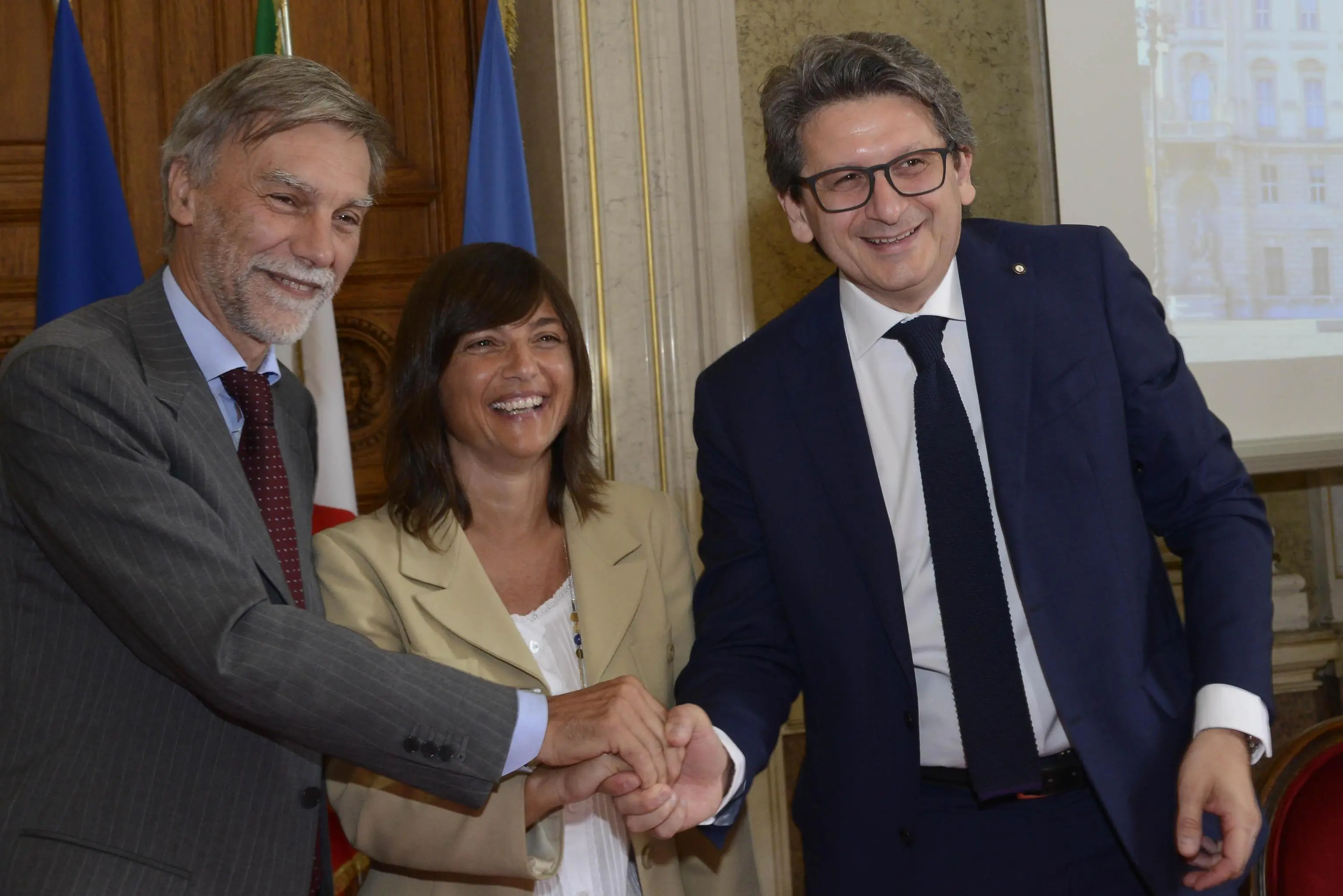 Il ministro delle Infrastrutture Graziano Delrio con la Governatrice del Fvg Debora Serracchiani e il presidente dell'Autorità di sistema portuale dell'Adriatico orientale, Zeno D'Agostino, a margine della firma del decreto attuativo per il punto franco internazionale di Trieste, 27 giugno 2017. ANSA/GIOVANNI MONTENERO/UFFICIO STAMPA REGIONE ++ NO SALES, EDITORIAL USE ONLY ++