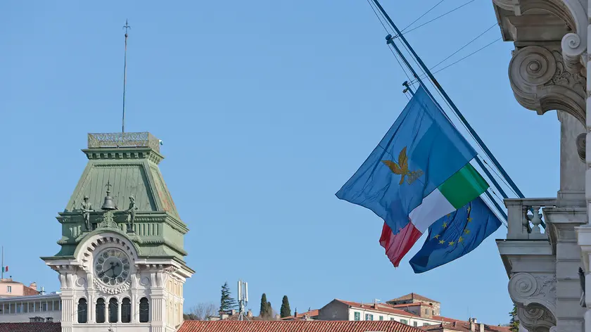 Silvano Trieste 2020-03-31 Bandiere a mezz'asta per lutto