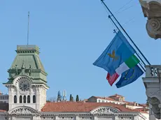 Silvano Trieste 2020-03-31 Bandiere a mezz'asta per lutto