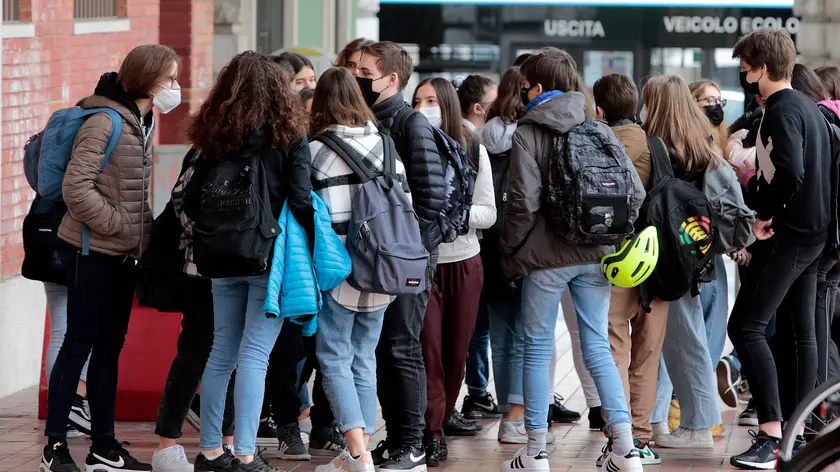 Silvano Trieste 2021-04-26 Studenti fuori dalla scuola e alla fermata del bus