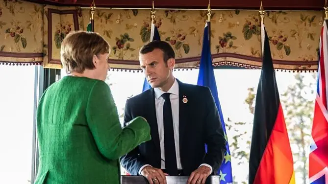 Incontro riservato tra la cancelliera Angela Merkel e il presidente francese Emmanuel Macron a un vertice Ue