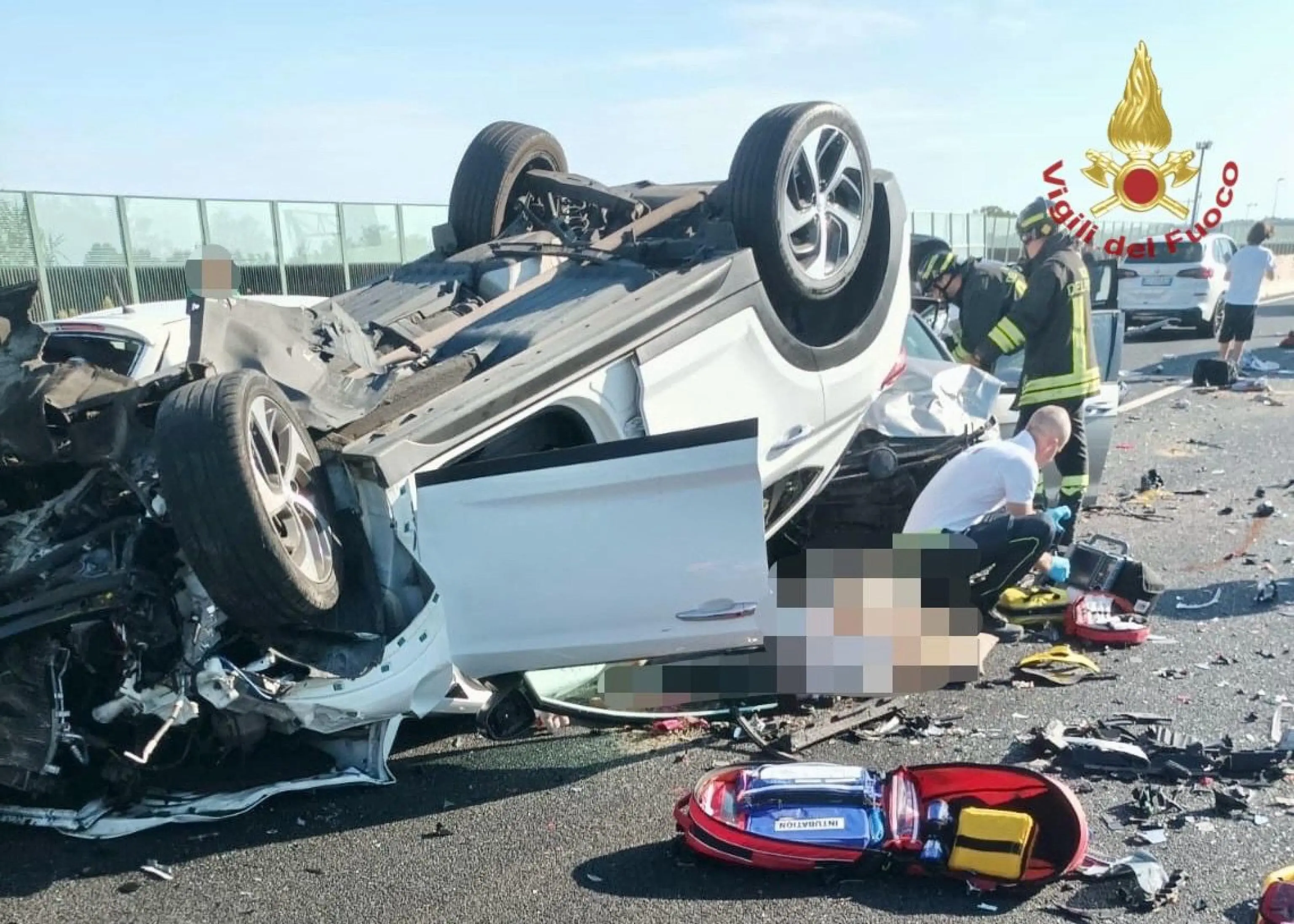 Soccorritori intervengono a seguito dell'incidente che ha coinvolto otto auto avvenuto nel tratto a tre corsie dell'autostrada A4 tra Meolo e San Doná in direzione Trieste al chilometro 424, 10 agosto 2024. ANSA/ UFFICIO STAMPA VIGILI DEL FUOCO +++ ANSA PROVIDES ACCESS TO THIS HANDOUT PHOTO TO BE USED SOLELY TO ILLUSTRATE NEWS REPORTING OR COMMENTARY ON THE FACTS OR EVENTS DEPICTED IN THIS IMAGE; NO ARCHIVING; NO LICENSING +++ NPK +++