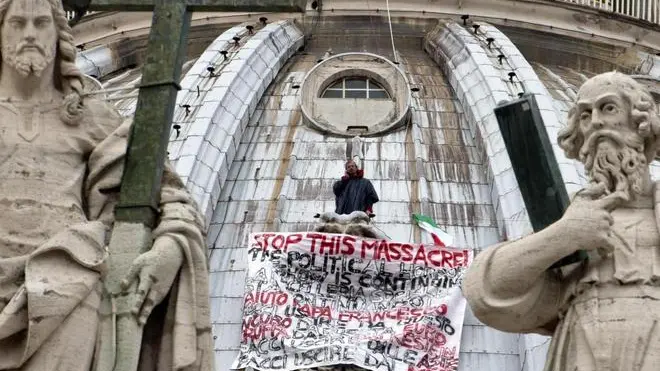 Marcello Di Finizio, l'imprenditore triestino che per la terza volta e' riuscito a salire sulla cupola della basilica di San Pietro esponendo uno striscione contro il "massacro" della crisi e contro l'euro, Roma, 21 maggio 2013. ANSA/MASSIMO PERCOSSI