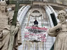 Marcello Di Finizio, l'imprenditore triestino che per la terza volta e' riuscito a salire sulla cupola della basilica di San Pietro esponendo uno striscione contro il "massacro" della crisi e contro l'euro, Roma, 21 maggio 2013. ANSA/MASSIMO PERCOSSI