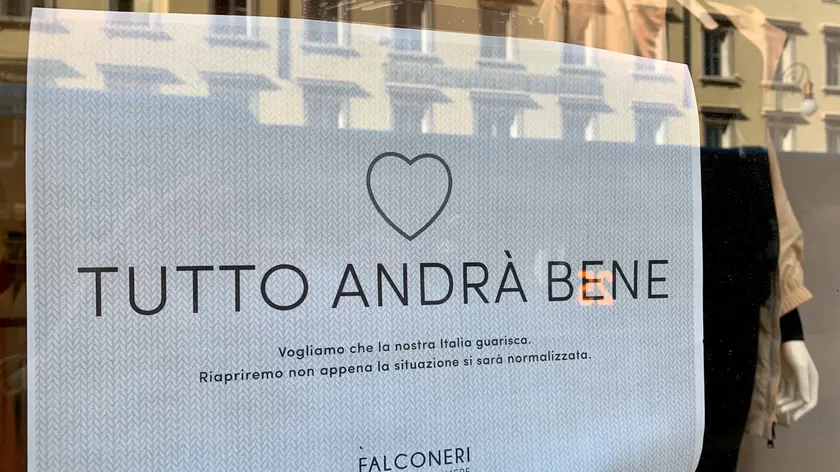 Il cartello benaugurante affisso nella mattinata di oggi, giovedì 12 marzo, sulla vetrina del negozio Falconeri a Trieste (Foto Massimo Silvano)