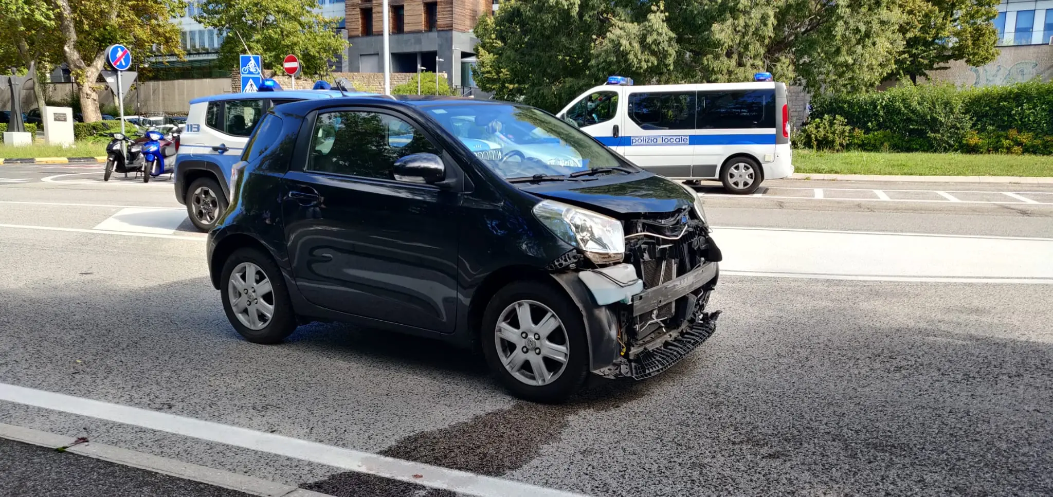 La Smart ammaccata dopo lo scontro