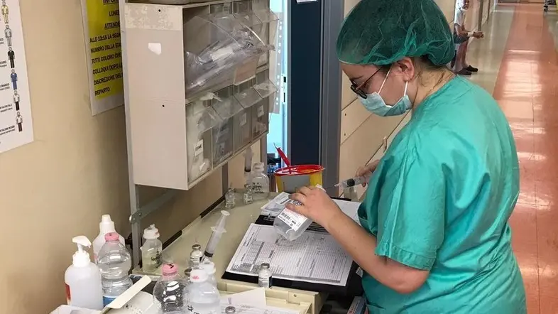 Un’infermiera al lavoro in un corridoio di Cattinara