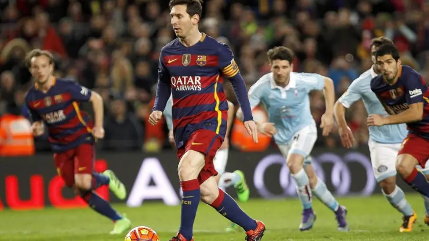 epa05161422 FC Barcelona's Argentinian striker Leo Messi (C) gives the ball in a penalty kick to Uruguayan striker Luis Suarez (R) against Celta Vigo during their Primera Division soccer match played at Camp Nou stadium in Barcelona, Catalonia, Spain on 14 February 2016. EPA/Quique Garcia