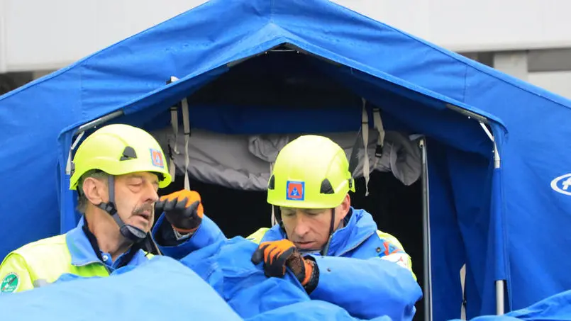 La sezione degli alpini di Gorizia al lavoro durante il montaggio della tenda all’esterno del Pronto soccorso del San Giovanni di Dio Foto Bumbaca