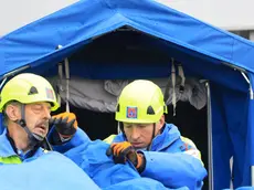 La sezione degli alpini di Gorizia al lavoro durante il montaggio della tenda all’esterno del Pronto soccorso del San Giovanni di Dio Foto Bumbaca