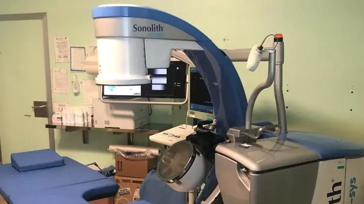 Il nuovo litotritore elettroidraulico di ultima generazione per la litotrissia extracorporea ad onde d'urto, del valore di 436mila euro, del quale si è dotato l’Ambulatorio calcolosi urinaria e trattamento ESWL (litotrissia) dell’ospedale di Cattinara a Trieste