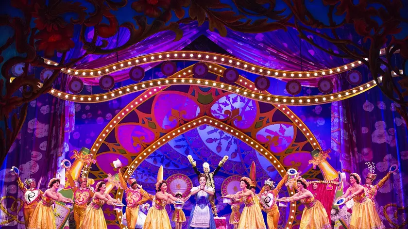 Una scena del musical "Disney's Beauty and Beast"