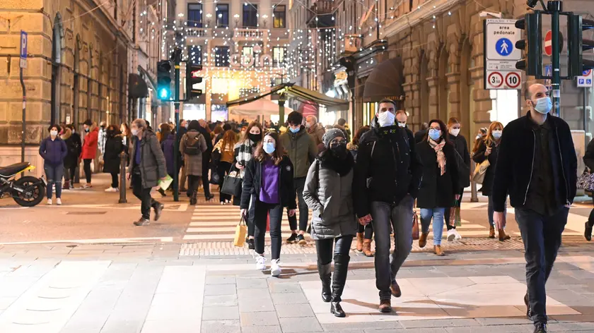 Trieste, via San Nicolò affollata per lo shopping di Natale