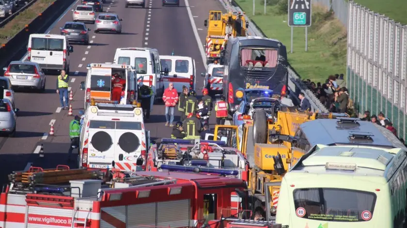 Mezzi di soccorso in A4 impegnati dopo un incidente