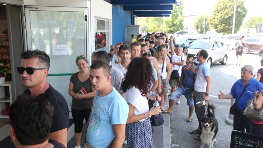 Bumbaca Gorizia 04..8.2018 Valico S. Andrea, fila per vignetta © Fotografia di Pierluigi Bumbaca