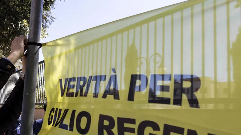 Uno striscione per Regeni davanti l’ambasciata egiziana a Roma