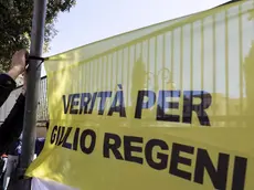 Uno striscione per Regeni davanti l’ambasciata egiziana a Roma